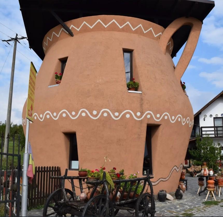 Atelierul Ceramica Pietraru — clădirea în formă de vas din Horezu